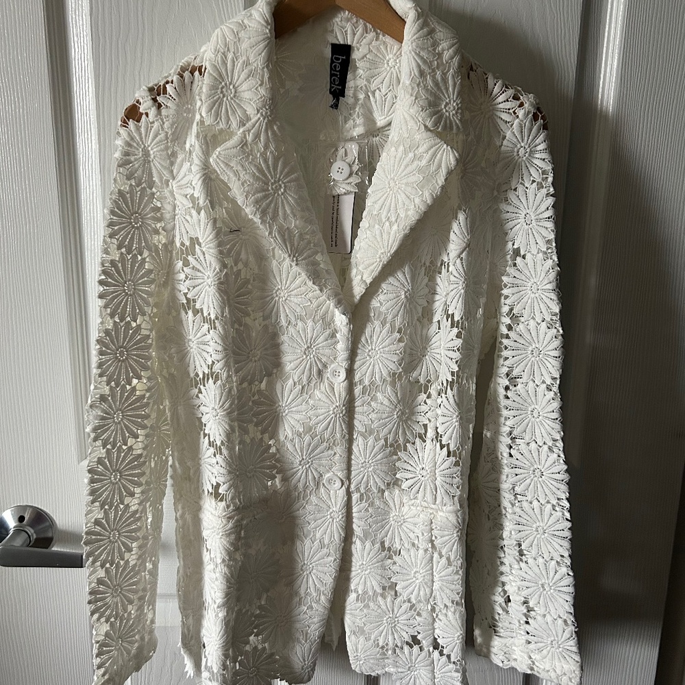 Beautiful Berek White Floral Lace Blazer *NWT* in original packaging!